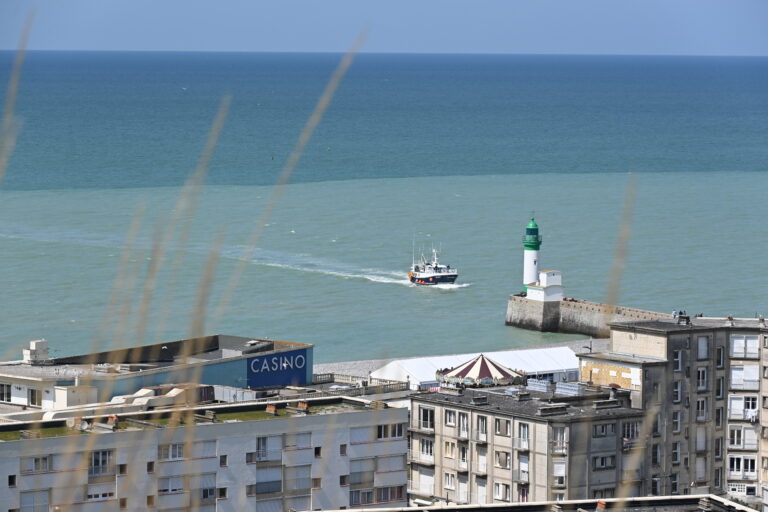 Batau de pêche rentrant au port - Le Tréport