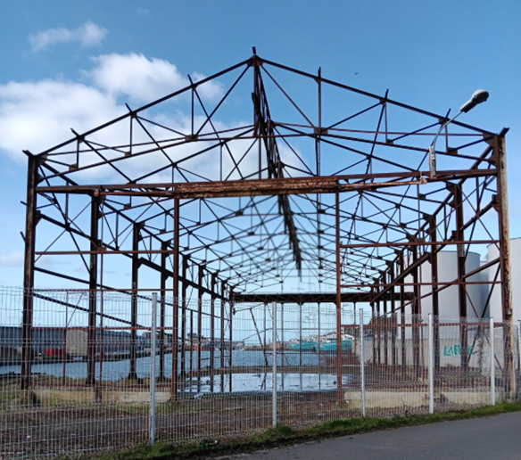 squelette métallique de l’ancien hangar de l’entreprise Skolpen Naval