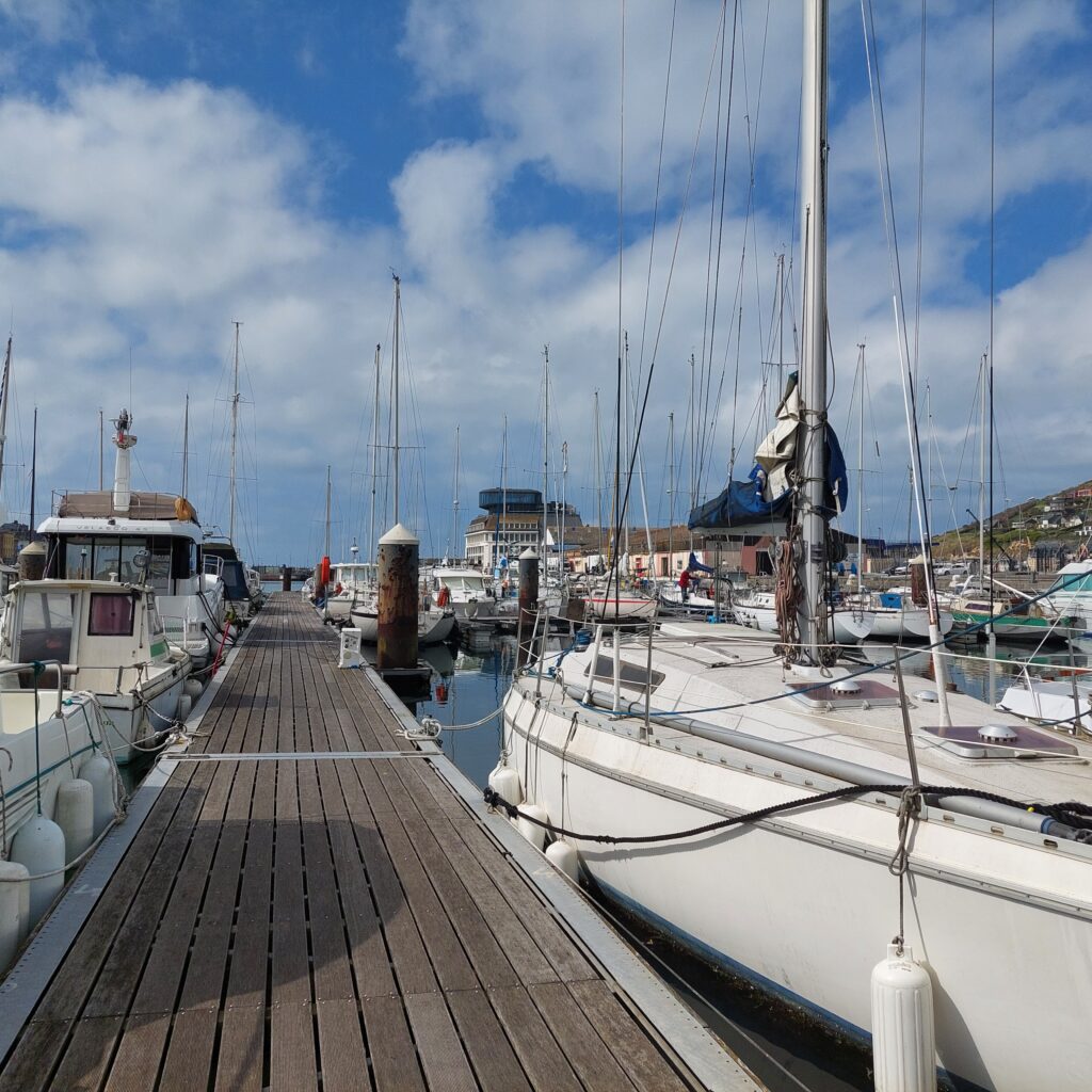 Ponton du port de Fécamp, avec vue sur les pêcheries