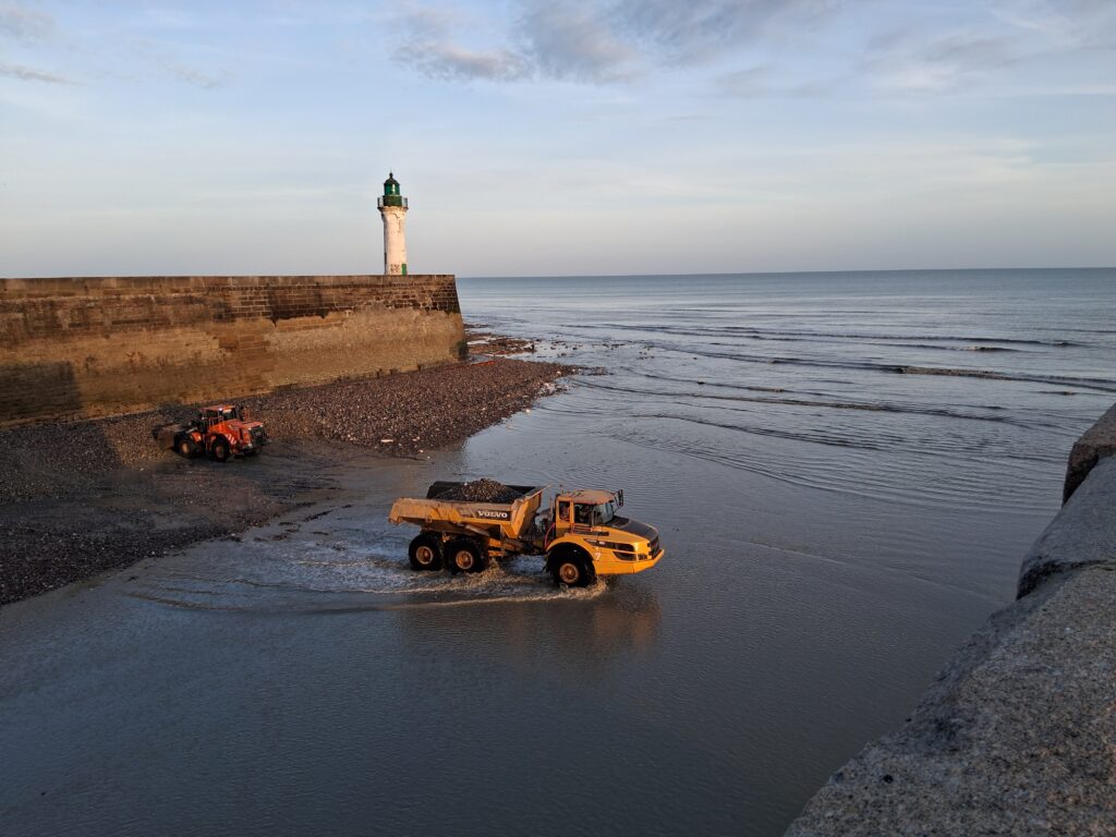 Un tombereau dans le chenal de Saint-Valery en Caux emmène des galets