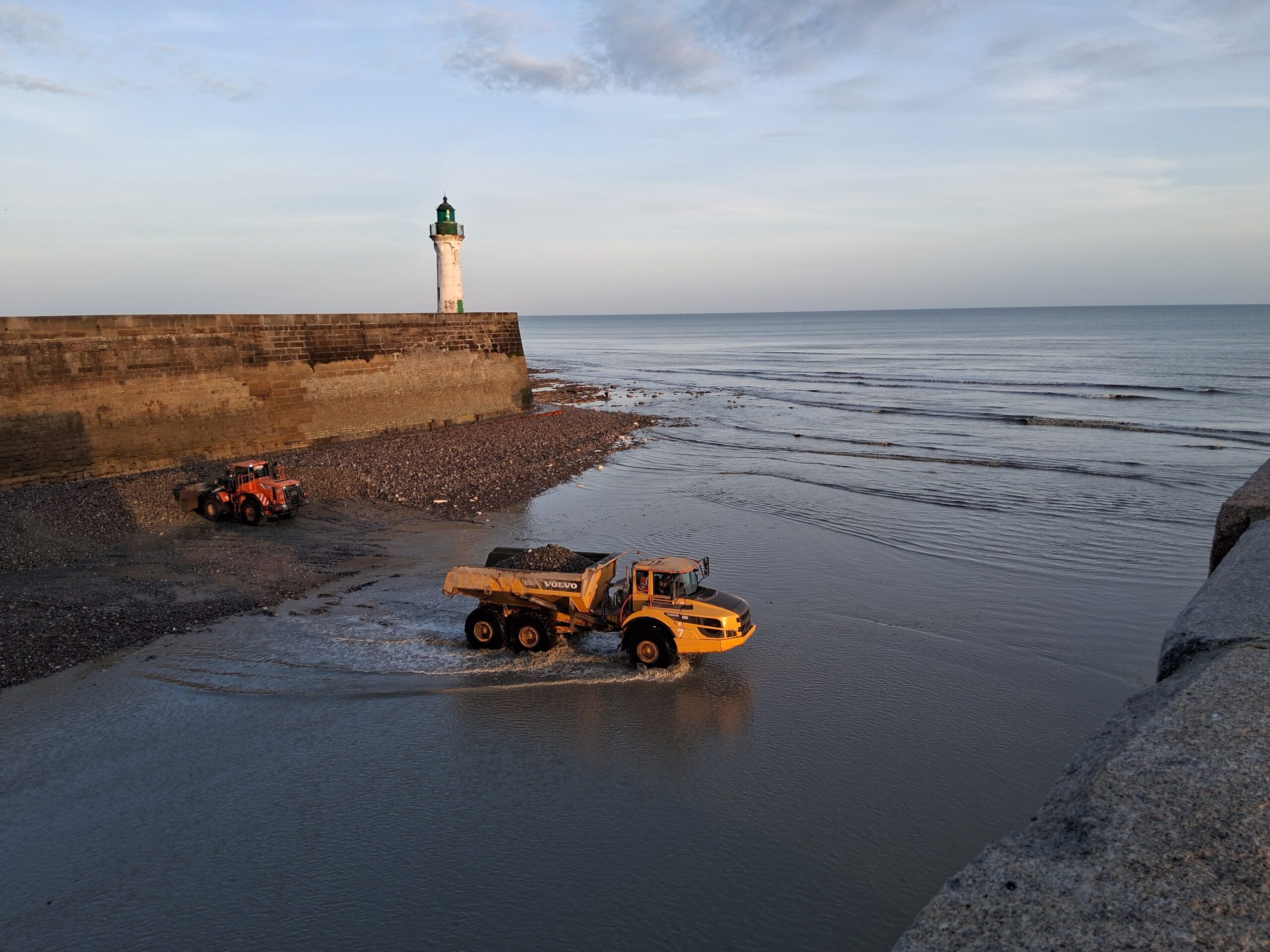 Saint-Valery en Caux : Enlèvement des galets du chenal