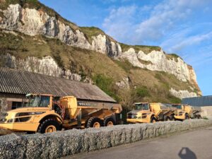 3 tombereaux, une pelle mécanique et une chargeuse pour enlever les galets dans le chenal de Saint-Valery en Caux 