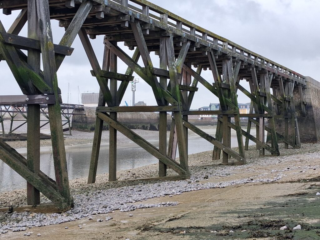 Vue des estacades du Tréport par le dessous