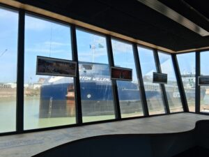 Le Vertom Willemijn sort du port du Tréport et passe devant les fenêtres du port center
